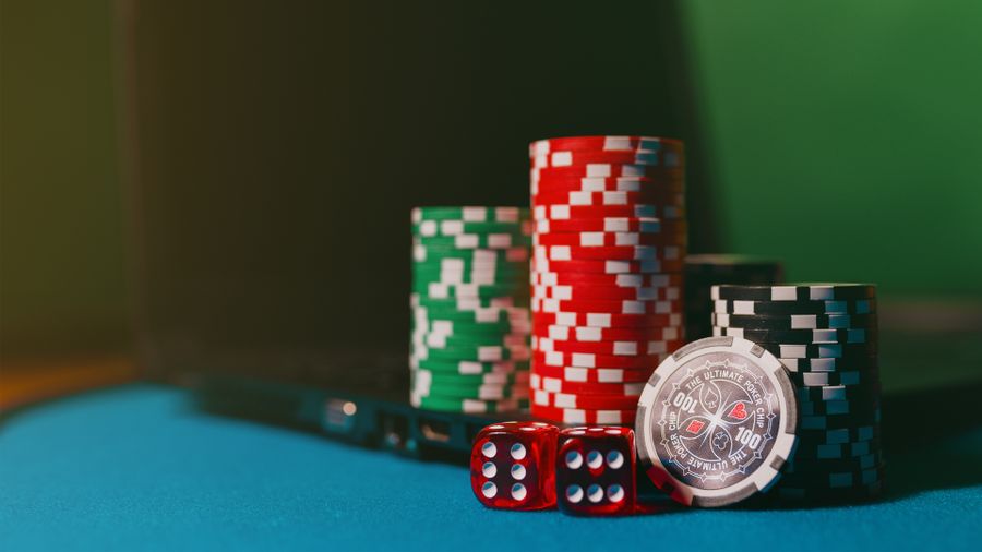 Dadu dan token permainan di meja kasino
