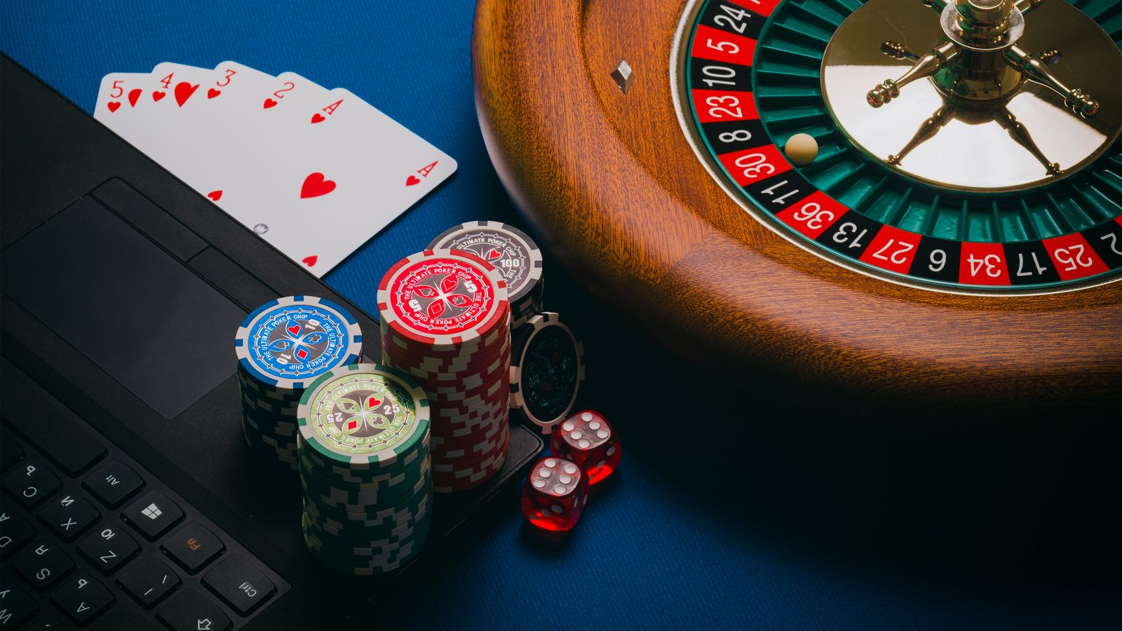 Meja kasino dengan roulette, kartu remi, dan chip permainan