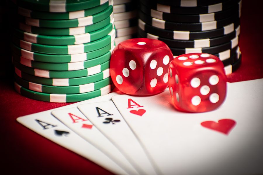 Kartu dan chip poker sebagai ilustrasi bonus referal
