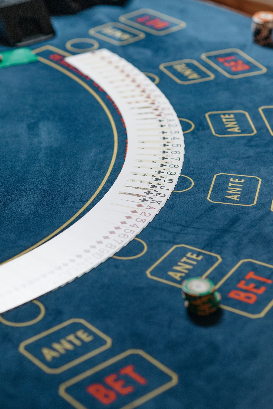 Kartu remi tersebar di atas meja poker hijau